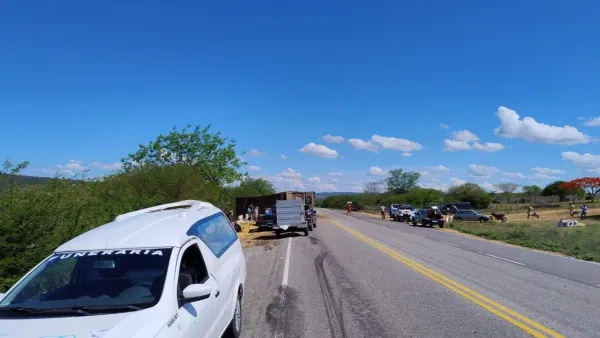 img of Acidente na BA-262 próximo aos Três Irmãos: Carreta tomba